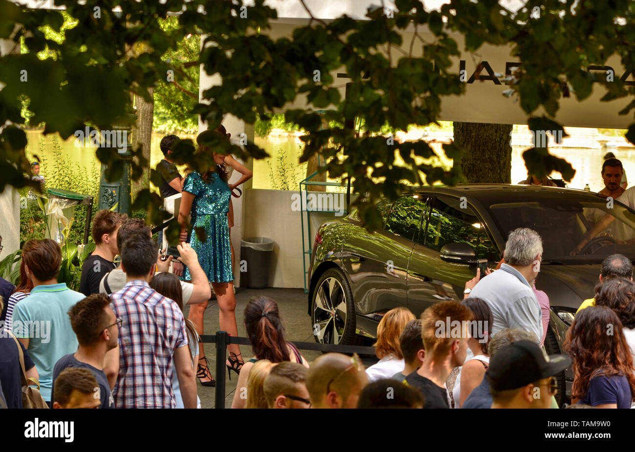 Turin, Piemont, Italien. Juni 2018. An der Valentino Park, der Motor Show. Der Aussteller besuchen ist voll von Menschen. Modelle neben Autos gewinnen attenti Stockfoto