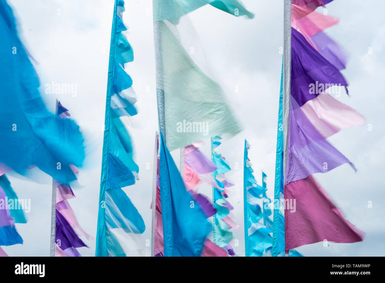 Pastellfarbenen festival Fahnen. Hohe Stöcke mit rosa, türkis und weiße Fahnen am River Cottage Essen Messe, 2019 Stockfoto