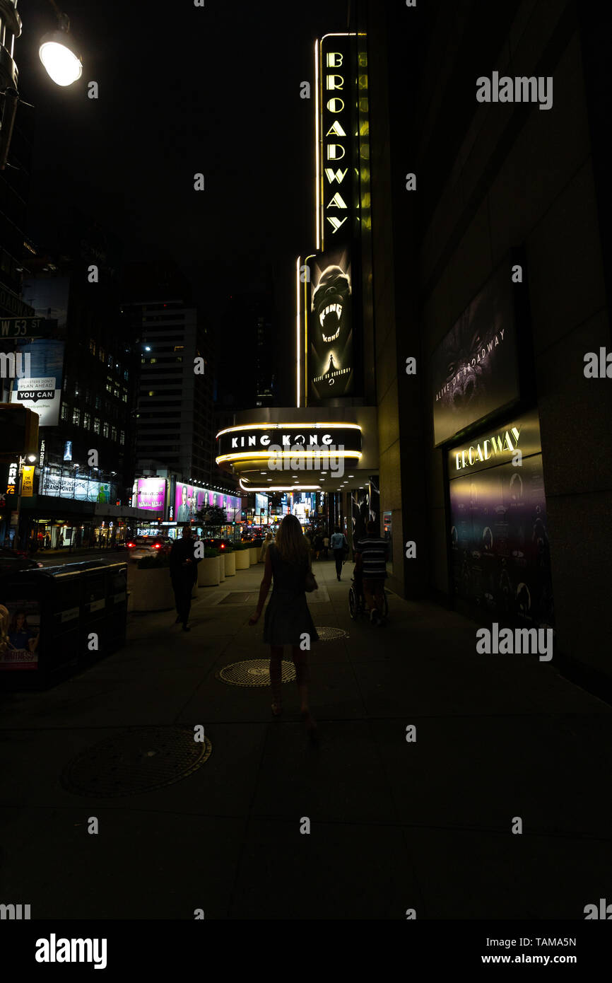 Die Theater am Broadway in New York City bei Nacht mit Werbung für King Kong Stockfoto