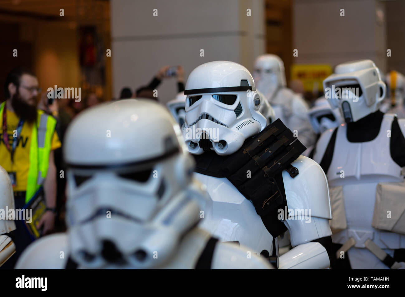 Fans in weißer Stormtrooper-Rüstung und Helmen bei der Star Wars Celebration 2019, McCormick Place, Chicago, Illinois, USA. Stockfoto