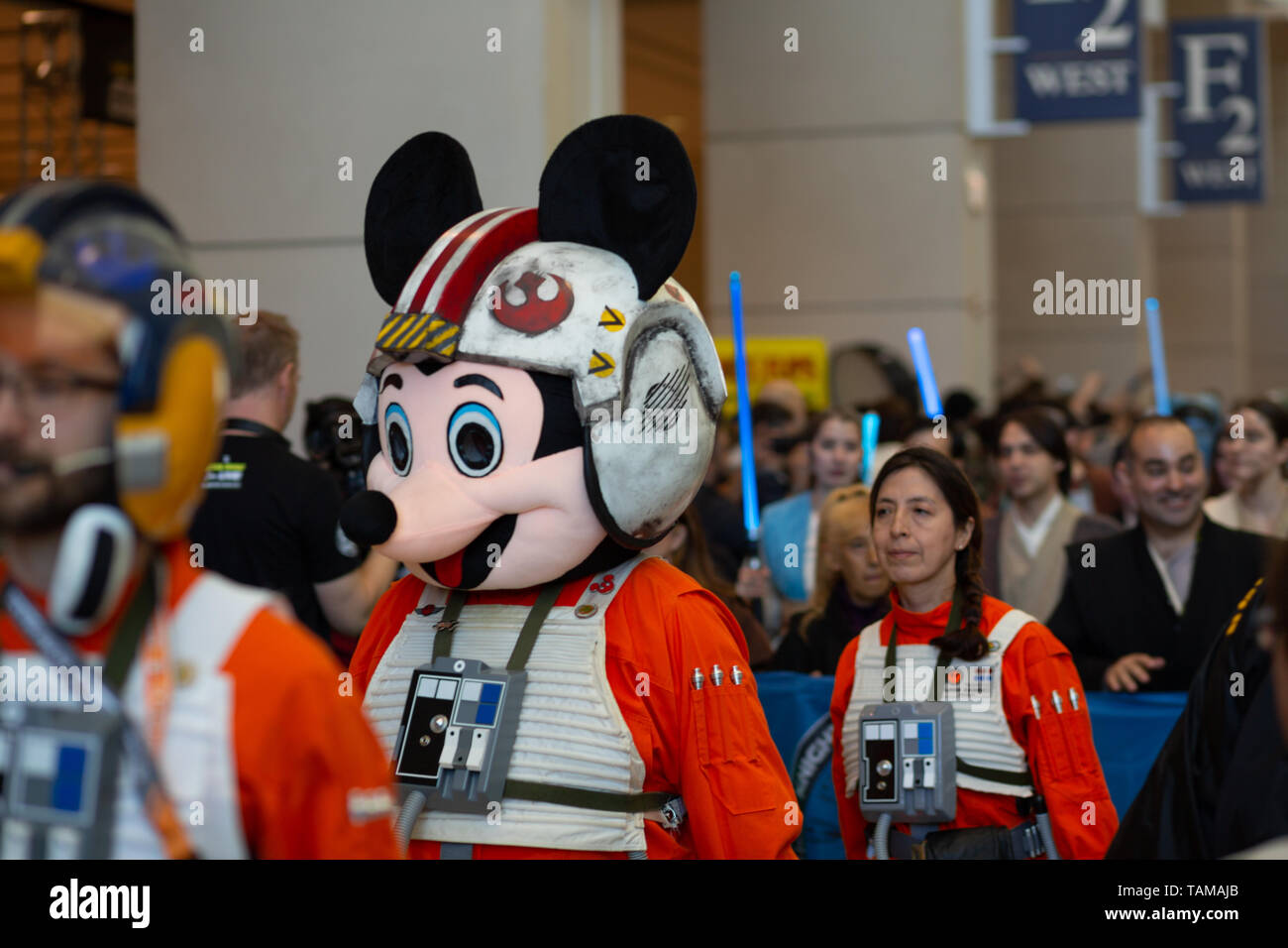 Mann verkleidet als Mickey Maus als Star Wars rebel pilot Star Wars Celebration 2019 - Chicago, IL Stockfoto