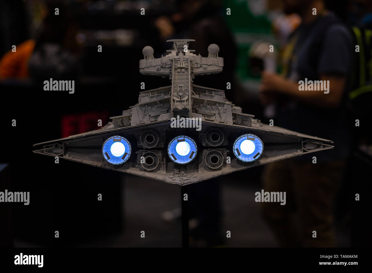 Rückansicht eines Star-Destroyer-Raumschiffmodells mit beleuchteten blauen Triebwerken auf der Star Wars Celebration 2019 in Chicago, Illinois, USA. Stockfoto