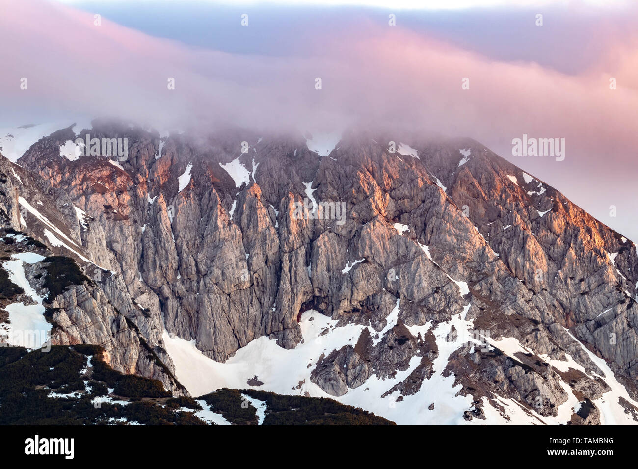 Wanderer genießen in Aussicht hoch oben in den Bergen Stockfoto