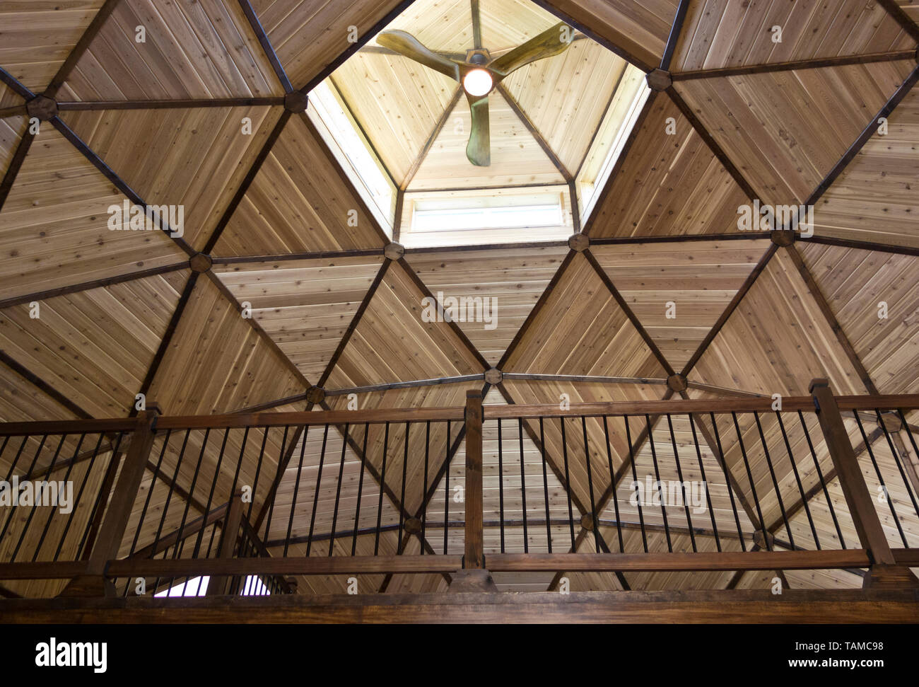 Einzigartige geodätischen Kuppel Verkostungsraum der Twisted Hügel Cidery im Cawston, BC, Kanada. Die Kuppel ist unter dem Spitznamen 'CiderDome'. Stockfoto