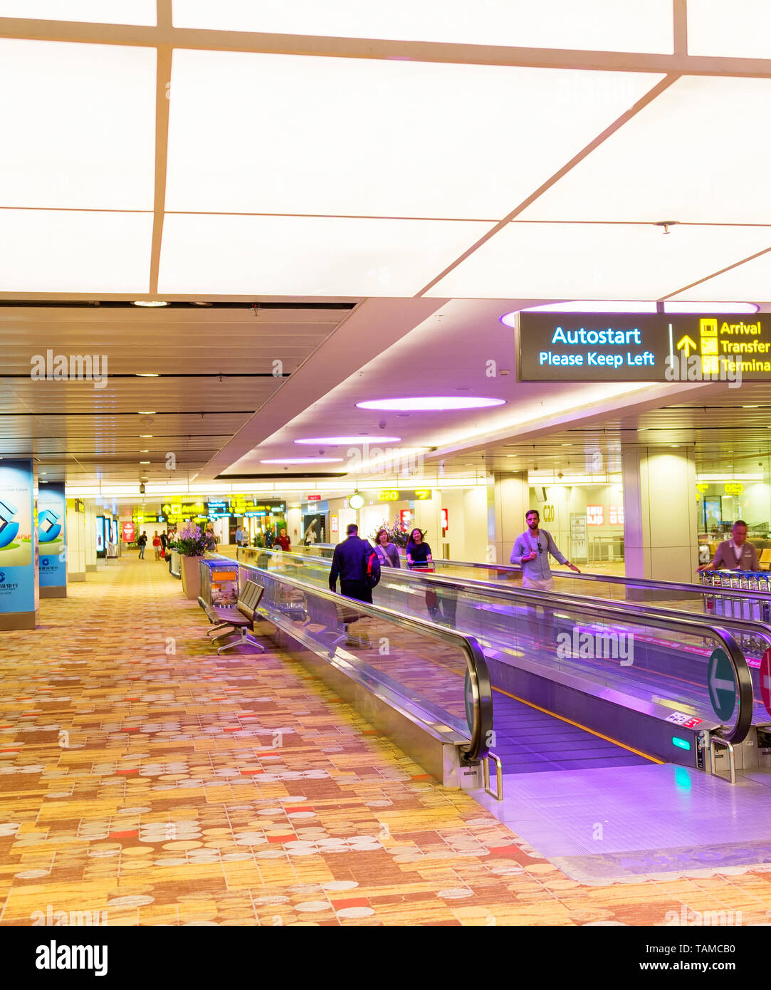 Singapur - Januar 16, 2017: Menschen bei travolator in Changi Airport Halle Stockfoto