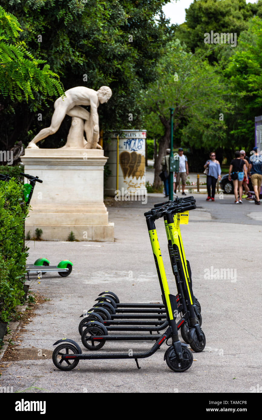 Elektroroller in Bürgersteig in der Innenstadt von Athen, Griechenland geparkt Stockfoto