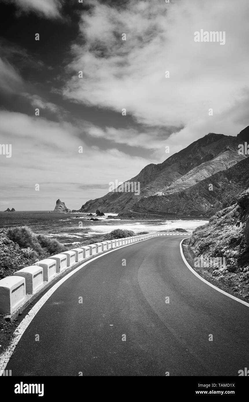 Scenic Ocean Drive Straße an der den Berg Macizo de Anaga Gebirge, Atlantik Küste von Teneriffa, Spanien. Stockfoto