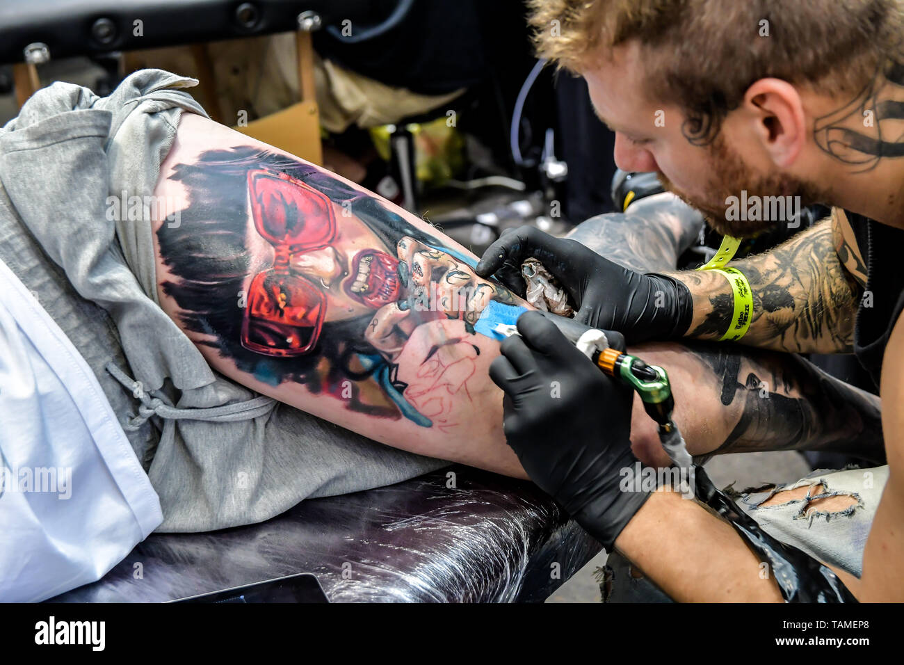 London, Großbritannien. 26 Mai, 2019. Jarda Tattoo London, Tattoo ein Client bei dem Großen Britischen Tattoo Show, am 26. Mai 2019, London, UK. Bild Capital/Alamy leben Nachrichten Stockfoto
