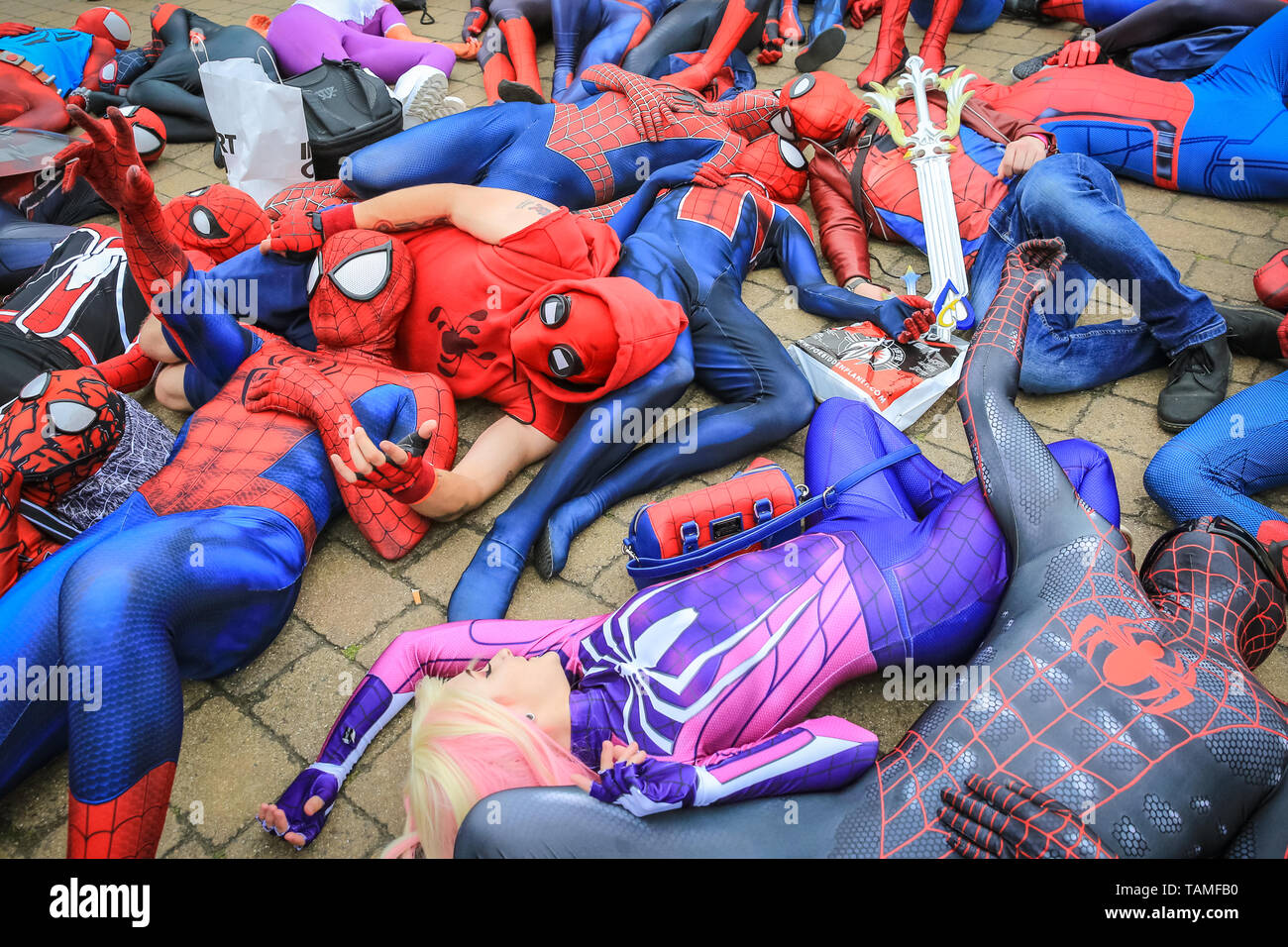 London Grossbritannien 26 Mai 2019 Spiderman Gemetzel Eine Gruppe Von Uber 30 Spidermen Und Spiderwomen Aus Einer Social Media Gruppe Namens Spider Vers Pose Ein Sturm Und Viel Spass Bei Der Veranstaltung Mcm
