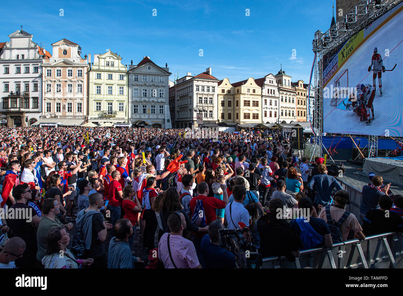 Prag, Tschechische Republik. 26 Mai, 2019. Die tschechischen Fans beobachten Match zwischen Russland und der Tschechischen Republik in Bratislava, Slowakei, am Altstädter Ring - Prag, Tschechische Republik, Sonntag, 26. Mai 2019. Quelle: David Tanecek/CTK Photo/Alamy leben Nachrichten Stockfoto