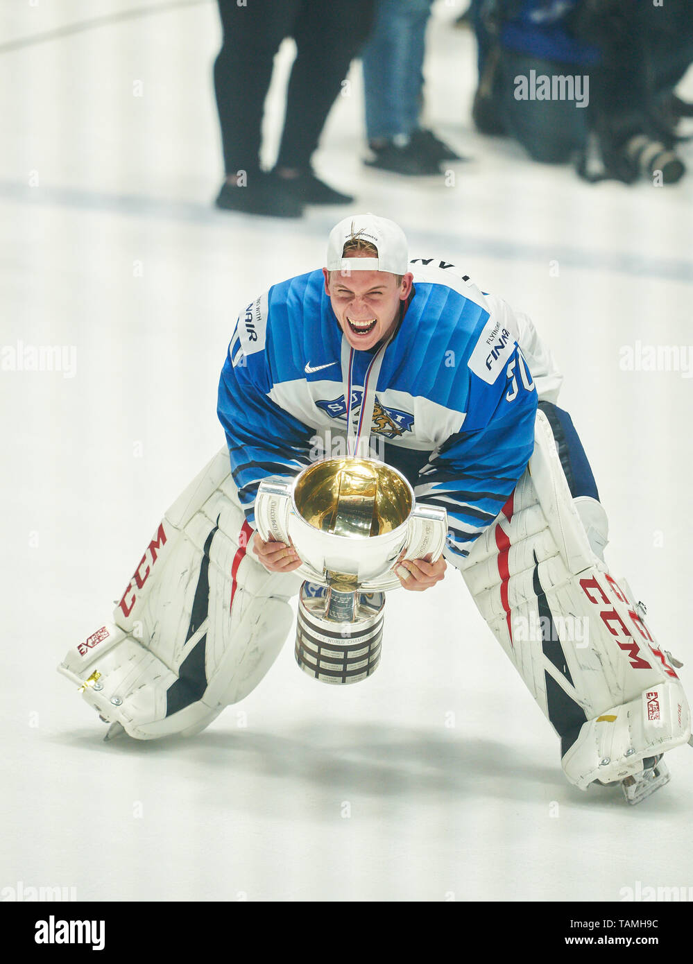 Bratislava, Slowakei. 26 Mai, 2019. Kevin LANKINEN, FIN 30 Torwart, Finnland gewann den Titel und Feiern, Jubeln, Freude, Emotionen, feiern, lachen, Jubeln, Jubeln, reißt die Arme, ballte die Faust, Feiern, Feier, Torjubel, KANADA - FINNLAND 1-3 Kanada - Finnland letzte IIHF Eishockey-WM in Bratislava, Slowakei, Slowakei, 26. Mai 2019, Saison 2018/2019, Kredit: Peter Schatz/Alamy leben Nachrichten Stockfoto