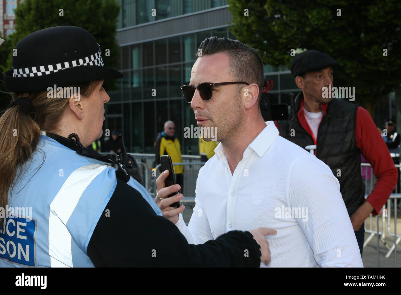 Manchester, Großbritannien. 26 Mai, 2019. Ein Polizei Liason officer entfernen 'Danny Tommo' ein Verfechter von Tommy Robinson, nähern sich Rassismus Aktivisten eine Verletzung des Friedens zu verhindern. Manchester Central, Manchester. Quelle: Barbara Koch/Alamy leben Nachrichten Stockfoto