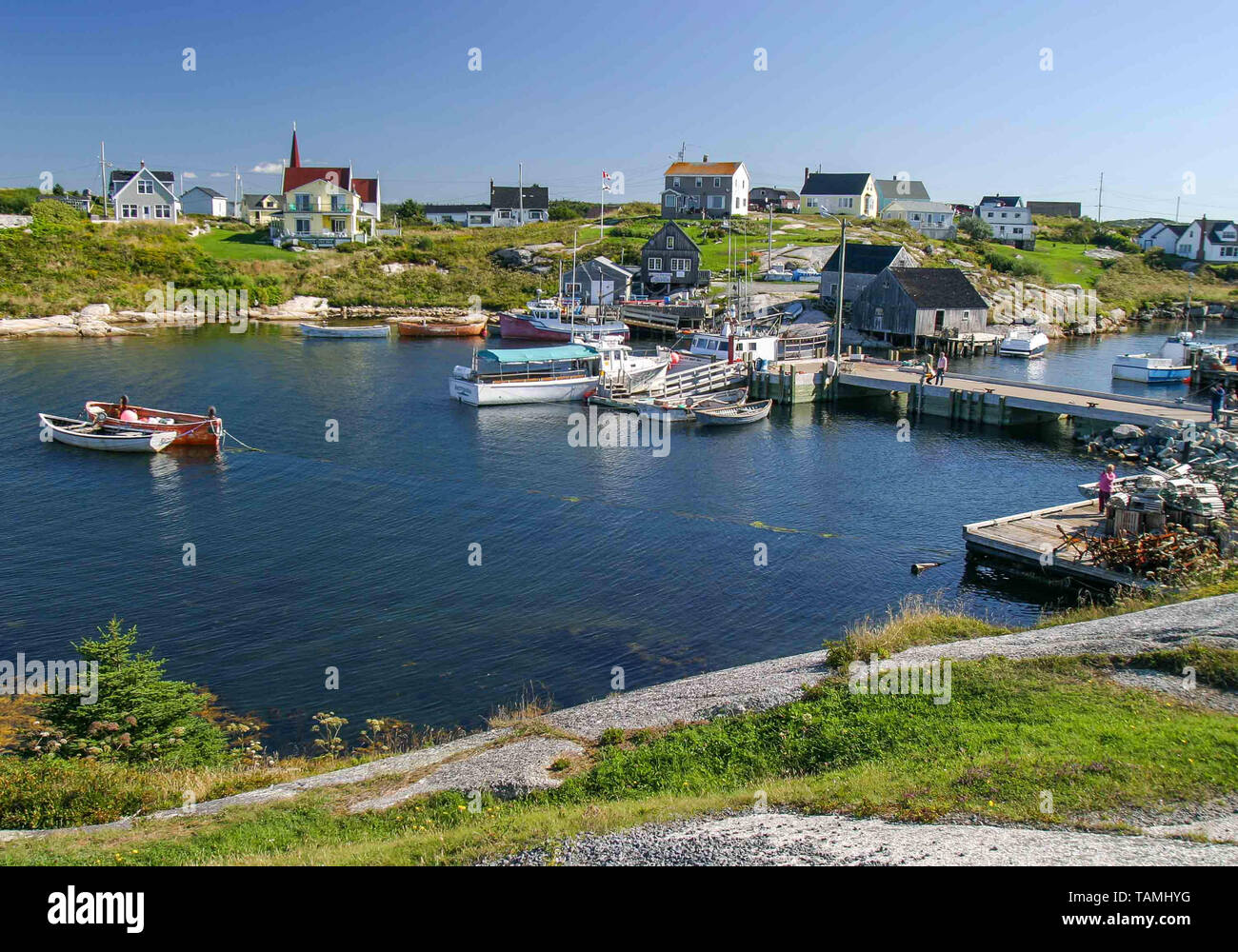 September 5, 2005 - Peggy's Cove, Halifax Regional Municipality, Kanada - Hafen von Peggy's Cove, ein rustikales unbebaute ländliche Gemeinde auf dem östlichen Ufer der St. Margarets Bay in Nova Scotias Halifax Regional Municipality, ist eine große touristische Attraktion. Den Aufstellungsort von iconic Peggy's Point Lighthouse (1868), Tourismus Angeln in der wirtschaftlichen Bedeutung überholt hat. Credit: Arnold Drapkin/ZUMA Draht/Alamy leben Nachrichten Stockfoto