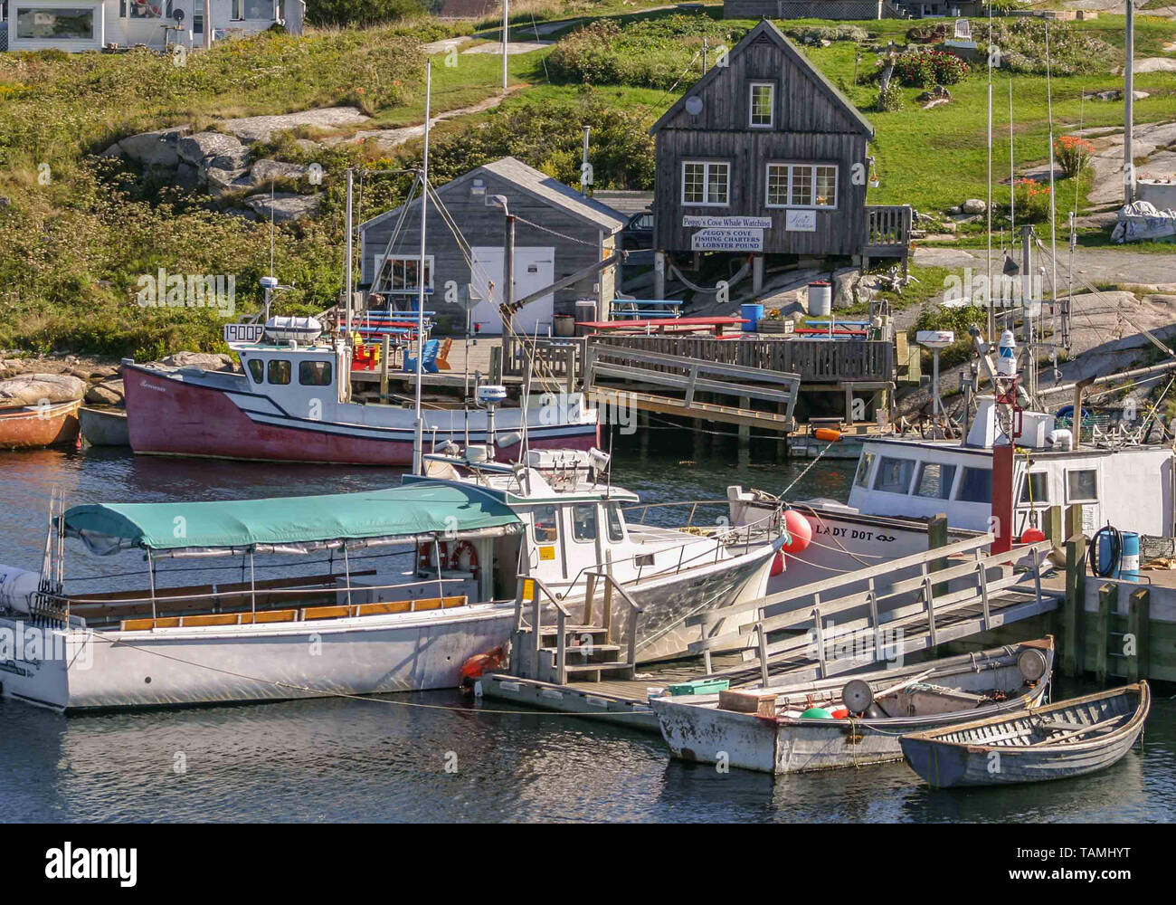 September 5, 2005 - Peggy's Cove, Halifax Regional Municipality, Kanada - Hafen von Peggy's Cove, ein rustikales unbebaute ländliche Gemeinde auf dem östlichen Ufer der St. Margarets Bay in Nova Scotias Halifax Regional Municipality, ist eine große touristische Attraktion. Den Aufstellungsort von iconic Peggy's Point Lighthouse (1868), Tourismus Angeln in der wirtschaftlichen Bedeutung überholt hat. Credit: Arnold Drapkin/ZUMA Draht/Alamy leben Nachrichten Stockfoto