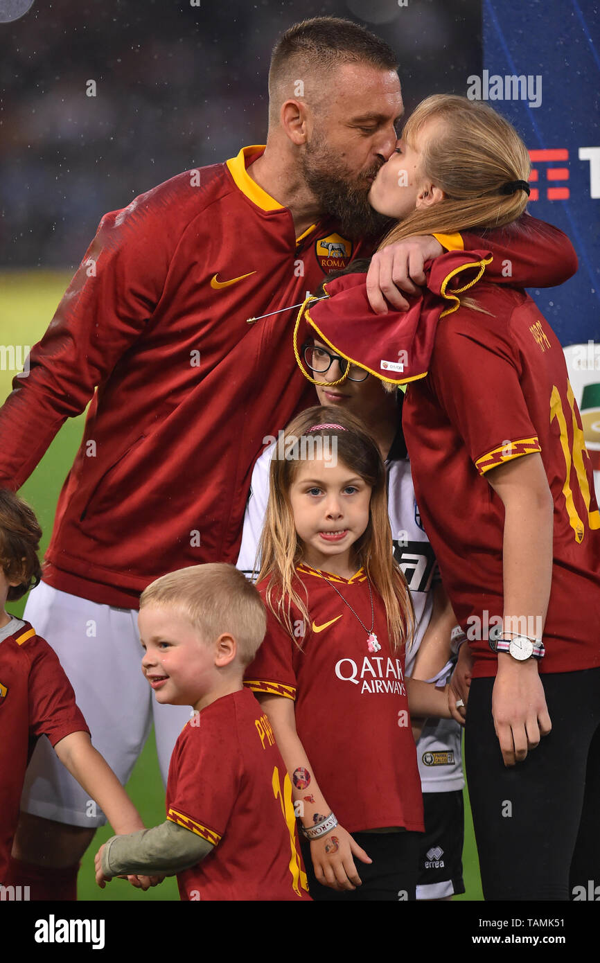 Rom, Italien. 27. Mai, 2019. Daniele De Rossi verlässt Rom nach 18 Jahren von seinem Team begrüßt - Gehilfen Trainer Claudio Ranieri durch ehemalige Partner Francesco Totti und von seiner Frau Sarah Felberbaum und seine Kinder Gaia Noah und Olivia Foto Fotograf01 Gutschrift: Unabhängige Fotoagentur/Alamy Leben Nachrichten begleitet Stockfoto