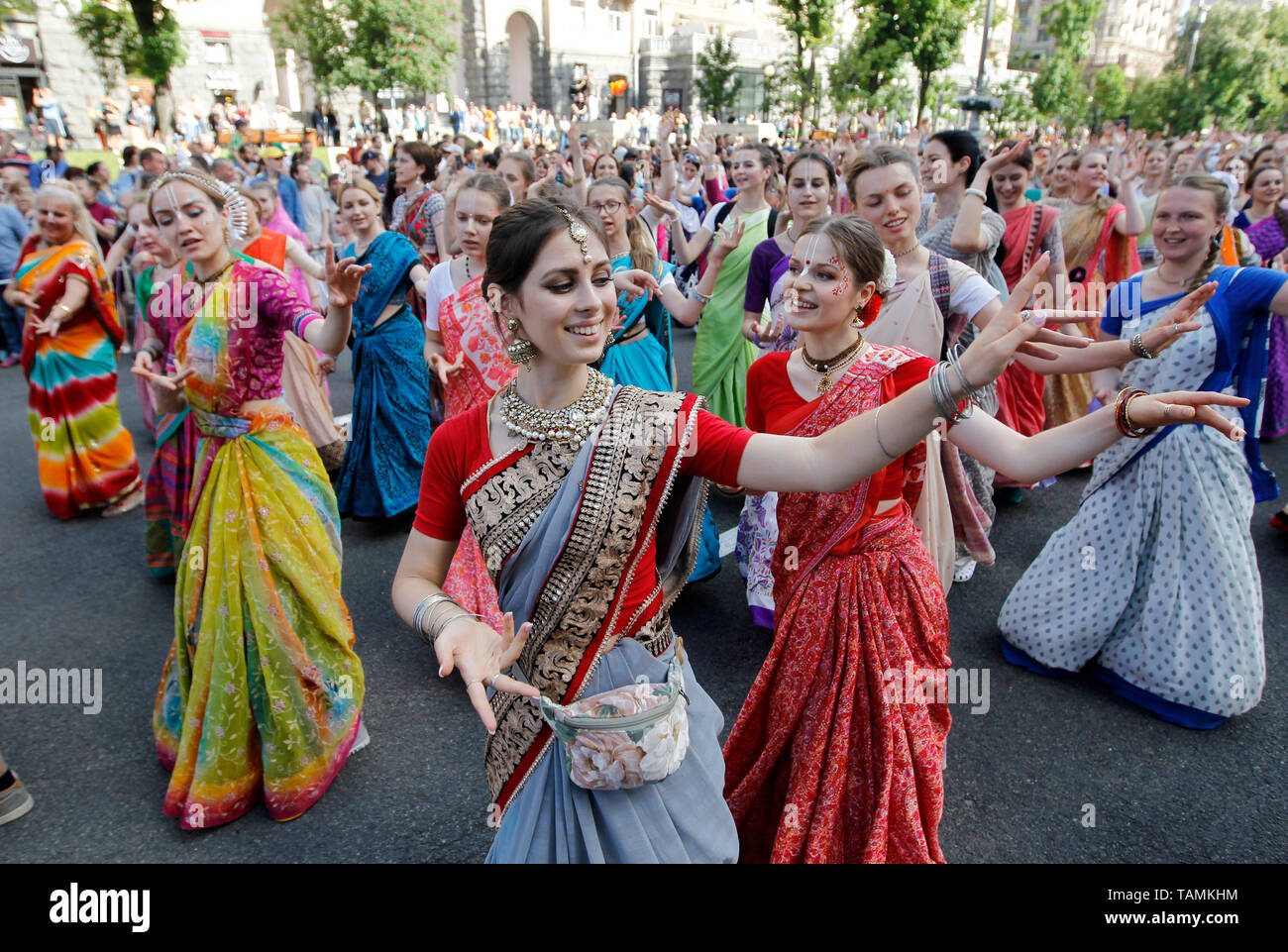 Hare Krishna devotees werden gesehen, Tanzen während der RathaYatra