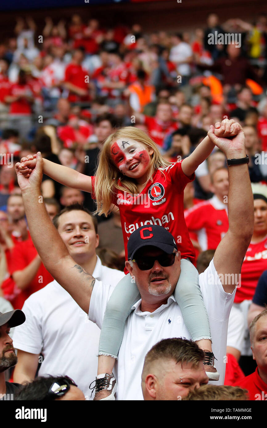 Eine junge Charlton Athletic Ventilator während der efl Sky Bet Liga 1 Play-Off Finale zwischen Charlton Athletic und Sunderland im Wembley Stadion, London, England am 26. Mai 2019. Foto von Carlton Myrie. Nur die redaktionelle Nutzung, eine Lizenz für die gewerbliche Nutzung erforderlich. Keine Verwendung in Wetten, Spiele oder einer einzelnen Verein/Liga/player Publikationen. Stockfoto