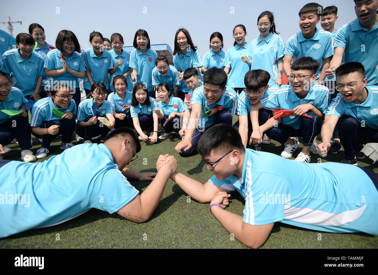 Peking, der chinesischen Provinz Hebei. 25 Mai, 2019. Abschluss der High School Studenten in einer Hand wrestling spiel nehmen, statt ihnen zu helfen, in der sie entspannen - bis zu den nationalen College Aufnahmeprüfung (NCEE) an Cixian erste Senior High School in Cixian Grafschaft von Handan, Hebei Provinz im Norden Chinas, 25. Mai 2019. Credit: Hao Qunying/Xinhua/Alamy leben Nachrichten Stockfoto