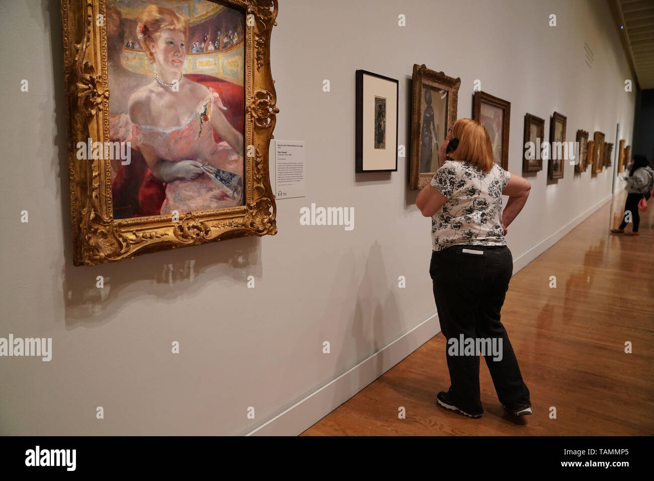 Washington, USA. 25 Mai, 2019. Eine Frau besucht die Ausstellung "Der impressionistischen Eye" im Philadelphia Museum der Kunst in Philadelphia, Pennsylvania, USA, am 25. Mai 2019. Diese Ausstellung vereint mehr als 80 Werke in einer Vielzahl von Medien - Malerei, Skulptur, Drucke, Zeichnungen und Pastelle - die Leistungen einiger der beliebtesten Künstler der Geschichte einschließlich Claude Monet, Mary Cassatt, Vincent van Gogh zu beleuchten. Die Ausstellung dauert bis zum 12.08.18. Quelle: Liu Jie/Xinhua/Alamy leben Nachrichten Stockfoto