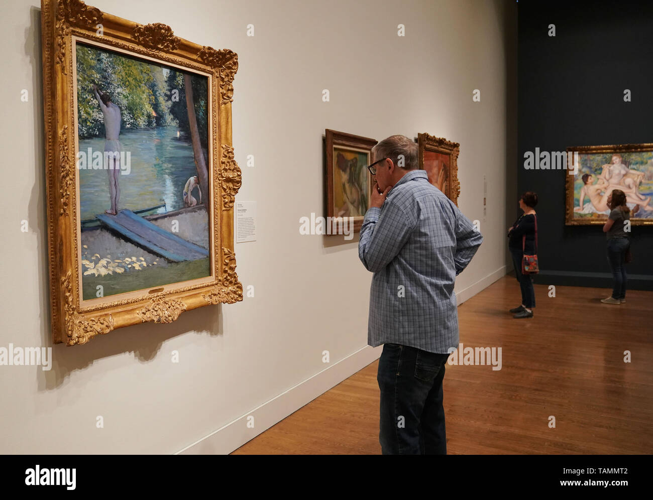 Washington, USA. 25 Mai, 2019. Ein Mann besucht die Ausstellung "Der impressionistischen Eye" im Philadelphia Museum der Kunst in Philadelphia, Pennsylvania, USA, am 25. Mai 2019. Diese Ausstellung vereint mehr als 80 Werke in einer Vielzahl von Medien - Malerei, Skulptur, Drucke, Zeichnungen und Pastelle - die Leistungen einiger der beliebtesten Künstler der Geschichte einschließlich Claude Monet, Mary Cassatt, Vincent van Gogh zu beleuchten. Die Ausstellung dauert bis zum 12.08.18. Quelle: Liu Jie/Xinhua/Alamy leben Nachrichten Stockfoto