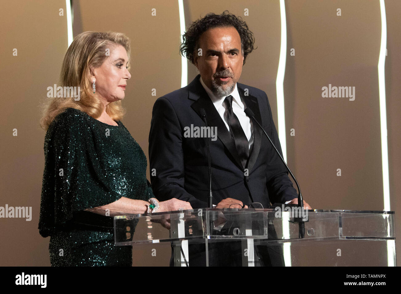 Catherine Deneuve und Alejandro Gonzalez Inarritu bei der Preisverleihung während der 72Nd Cannes Film Festival im Palais des Festivals am 25. Mai 2019 in Cannes, Frankreich Stockfoto