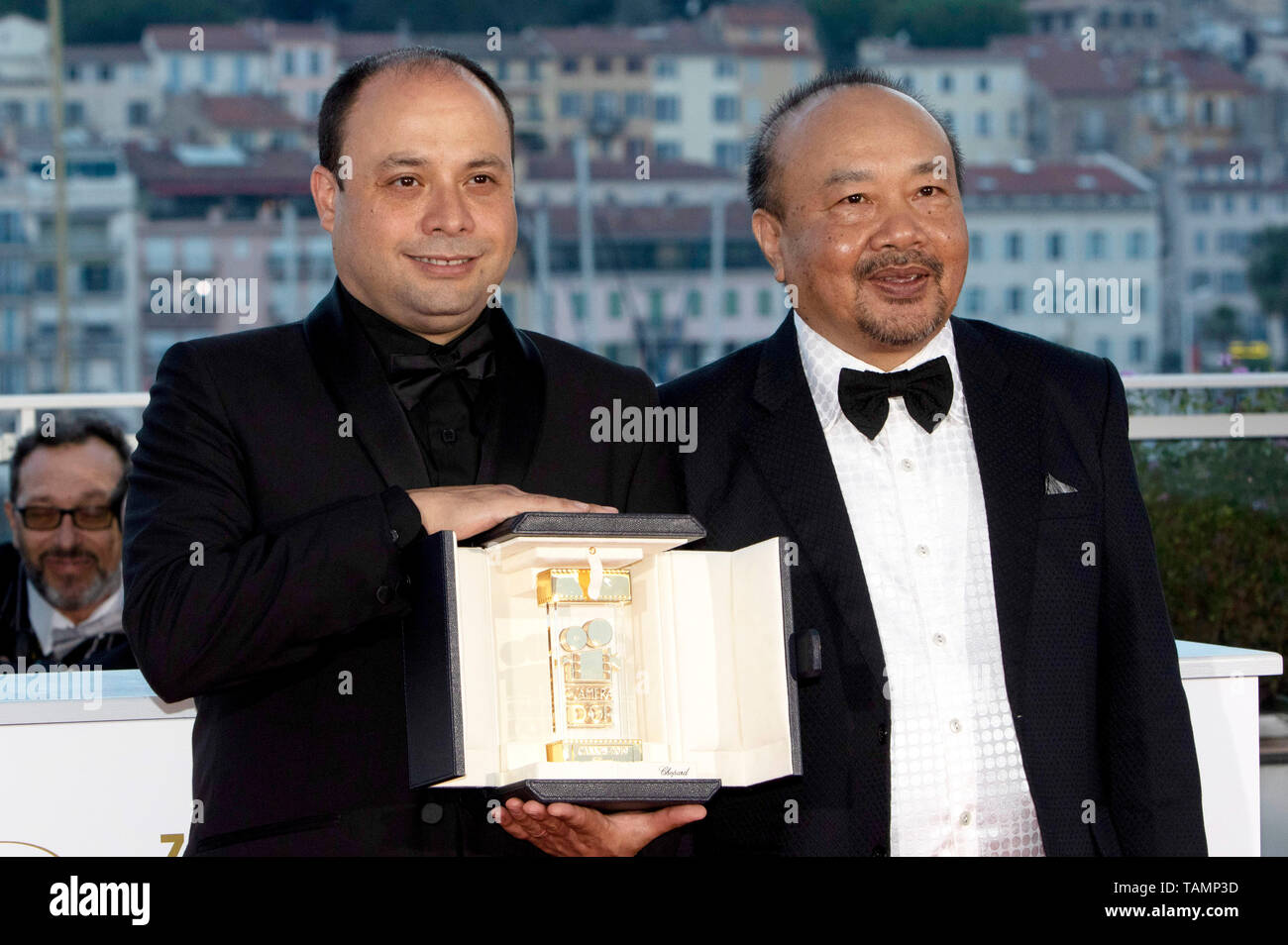 Cesar Diaz, Sieger der Camera d'Or Award für den Film "Nuestras Madres" wirft mit Präsident der Camera d'Or jury Rithy Panh an der Preisträger photocall während der 72Nd Cannes Film Festival im Palais des Festivals am 25. Mai 2019 in Cannes, Frankreich Stockfoto