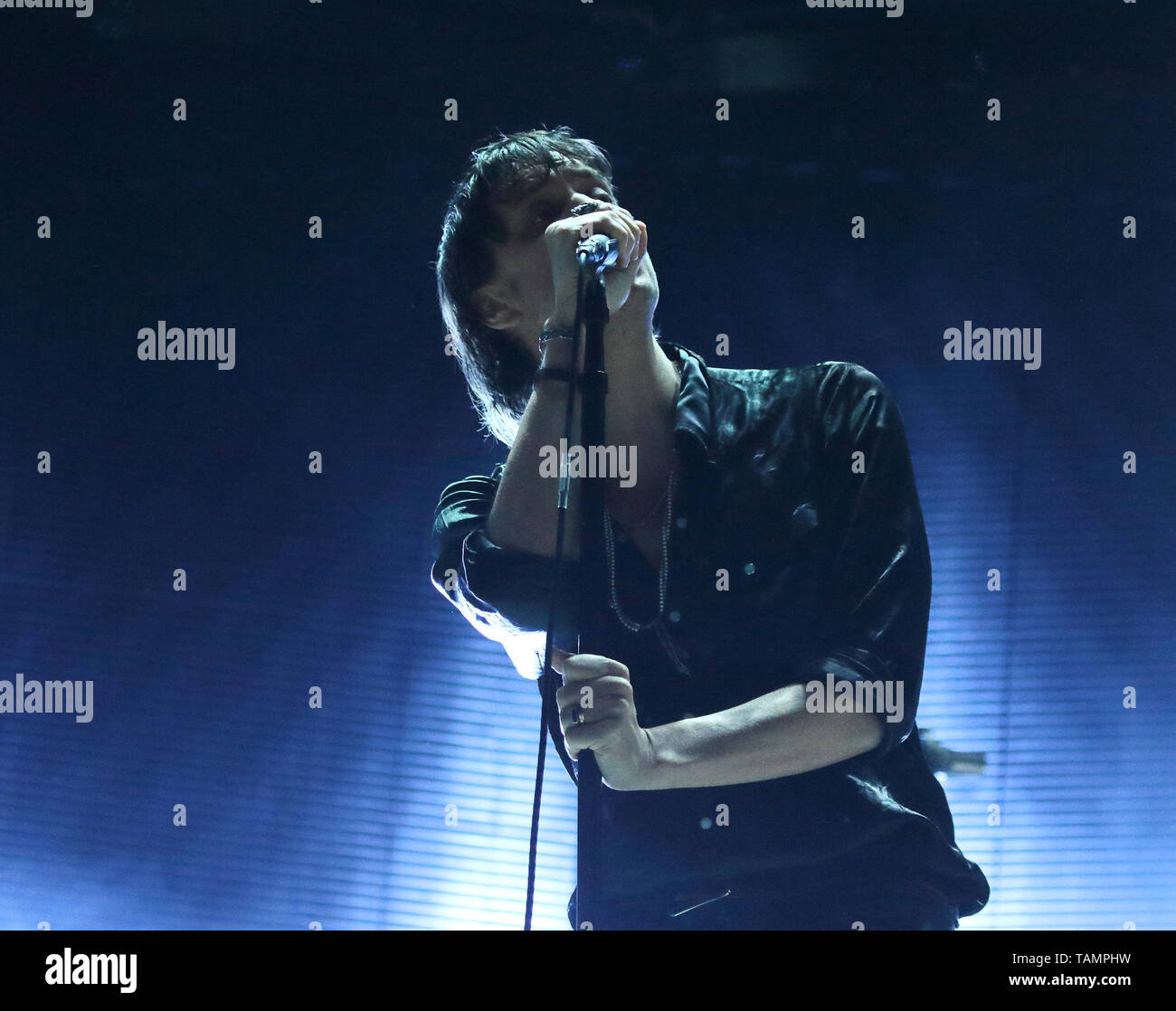 Die Anschläge - Sänger Julian Casablancas gesehen, die live auf der Bühne während der dachverkleidung Tag Zwei der alle Punkte im Osten Festival in Victoria Park in London. Stockfoto