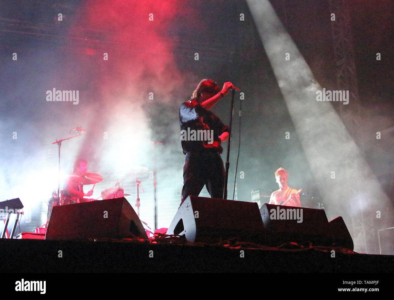 Die Anschläge - Sänger Julian Casablancas gesehen, die live auf der Bühne während der dachverkleidung Tag Zwei der alle Punkte im Osten Festival in Victoria Park in London. Stockfoto