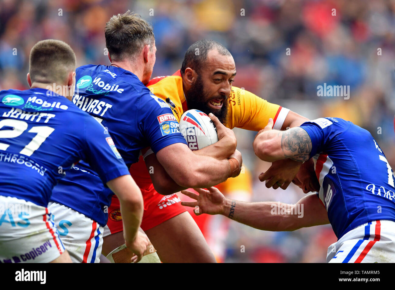 Anfield, Liverpool, Großbritannien. 25 Mai, 2019. Rugby League Dacia magische Wochenende; Sam Kasiano der Katalanen Drachen versucht, durch die Wakefield Trinity defensive line Credit: Aktion plus Sport/Alamy leben Nachrichten Stockfoto