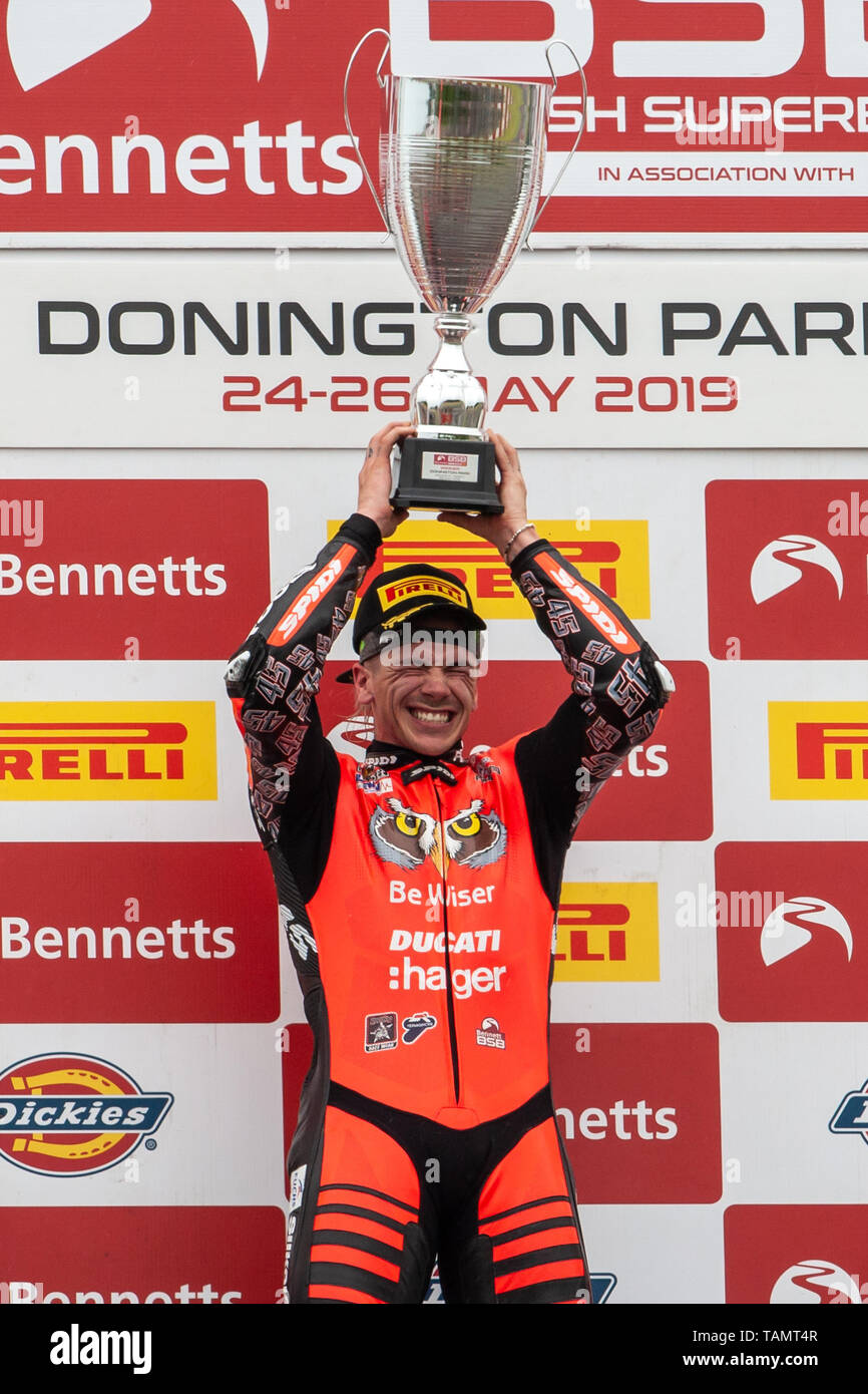 25. Mai 2019, Castle Donington, Leicestershire, England; Bennetts British Superbike Championship; Sieger Scott Redding hebt seine Trophäe Stockfoto