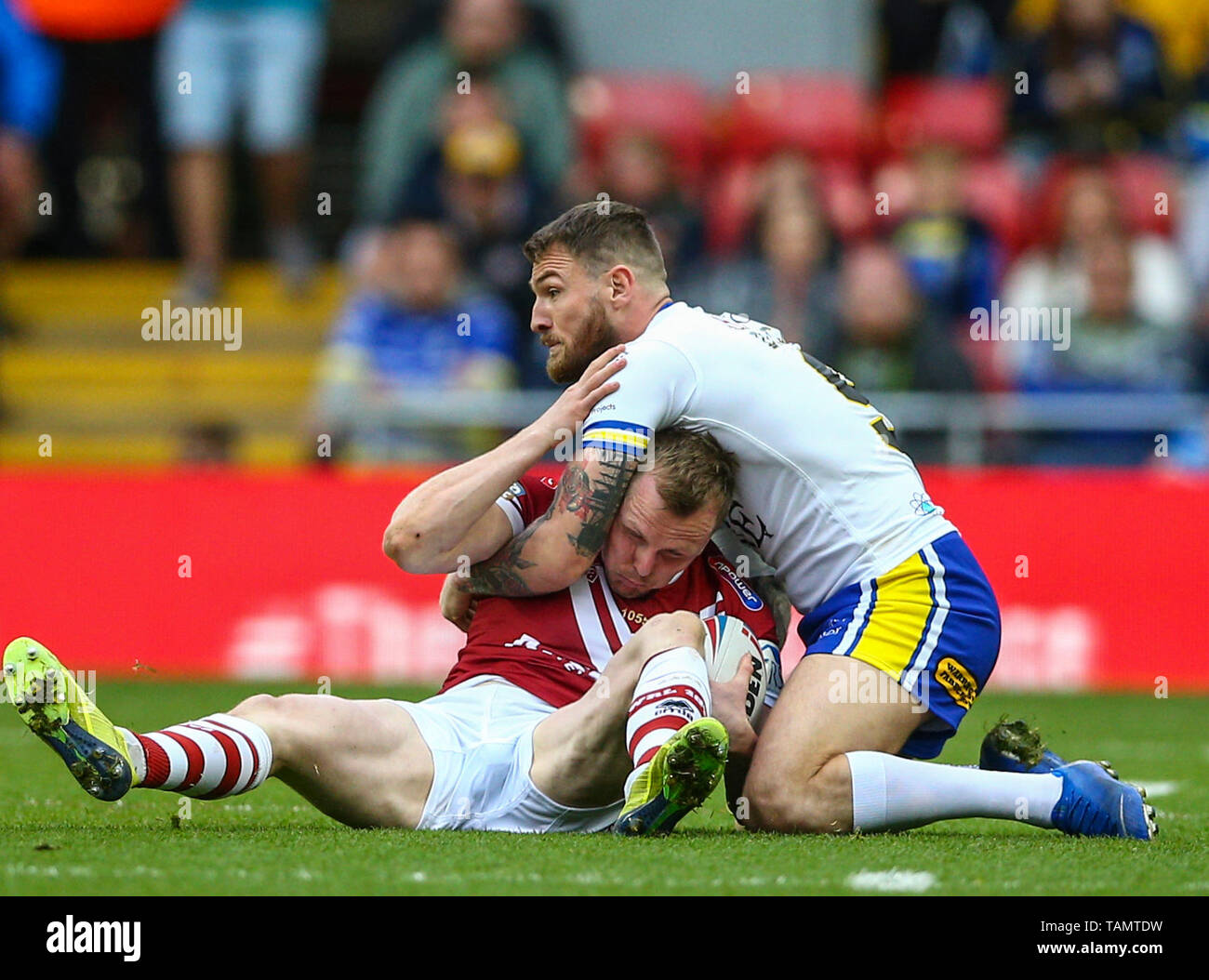 Anfield, Liverpool, Großbritannien. 25 Mai, 2019. Rugby League Dacia magische Wochenende; Dan Sarginson von Wigan Warriors wird von Daryl Clark von Warrington Wolves Credit: Aktion plus Sport/Alamy Leben Nachrichten angegangen Stockfoto