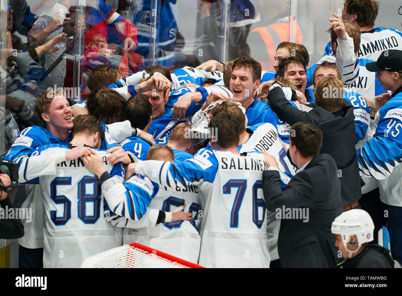 Bratislava, Slowakei. 26 Mai, 2019. Finnland gewann den Titel und Feiern, Jubeln, Freude, Emotionen, feiern, lachen, Jubeln, Jubeln, reißt die Arme, ballte die Faust, Feiern, Feier, Torjubel, KANADA - FINNLAND 1-3 Kanada - Finnland letzte IIHF Eishockey-WM in Bratislava, Slowakei, Slowakei, 26. Mai 2019, Saison 2018/2019, Kredit: Peter Schatz/Alamy leben Nachrichten Stockfoto