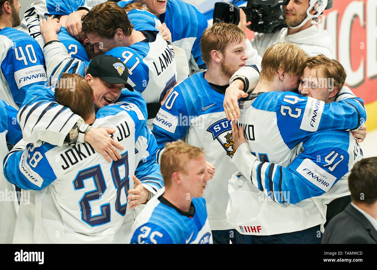 Bratislava, Slowakei. 26 Mai, 2019. Kaapo KAKKO, FIN 24 Joel KIVIRANTA, FIN 41 Finnland gewann den Titel und Feiern, Jubeln, Freude, Emotionen, feiern, lachen, Jubeln, Jubeln, reißt die Arme, ballte die Faust, Feiern, Feier, Torjubel, KANADA - FINNLAND 1-3 Kanada - Finnland letzte IIHF Eishockey-WM in Bratislava, Slowakei, Slowakei, 26. Mai 2019, Saison 2018/2019, Kredit: Peter Schatz/Alamy leben Nachrichten Stockfoto