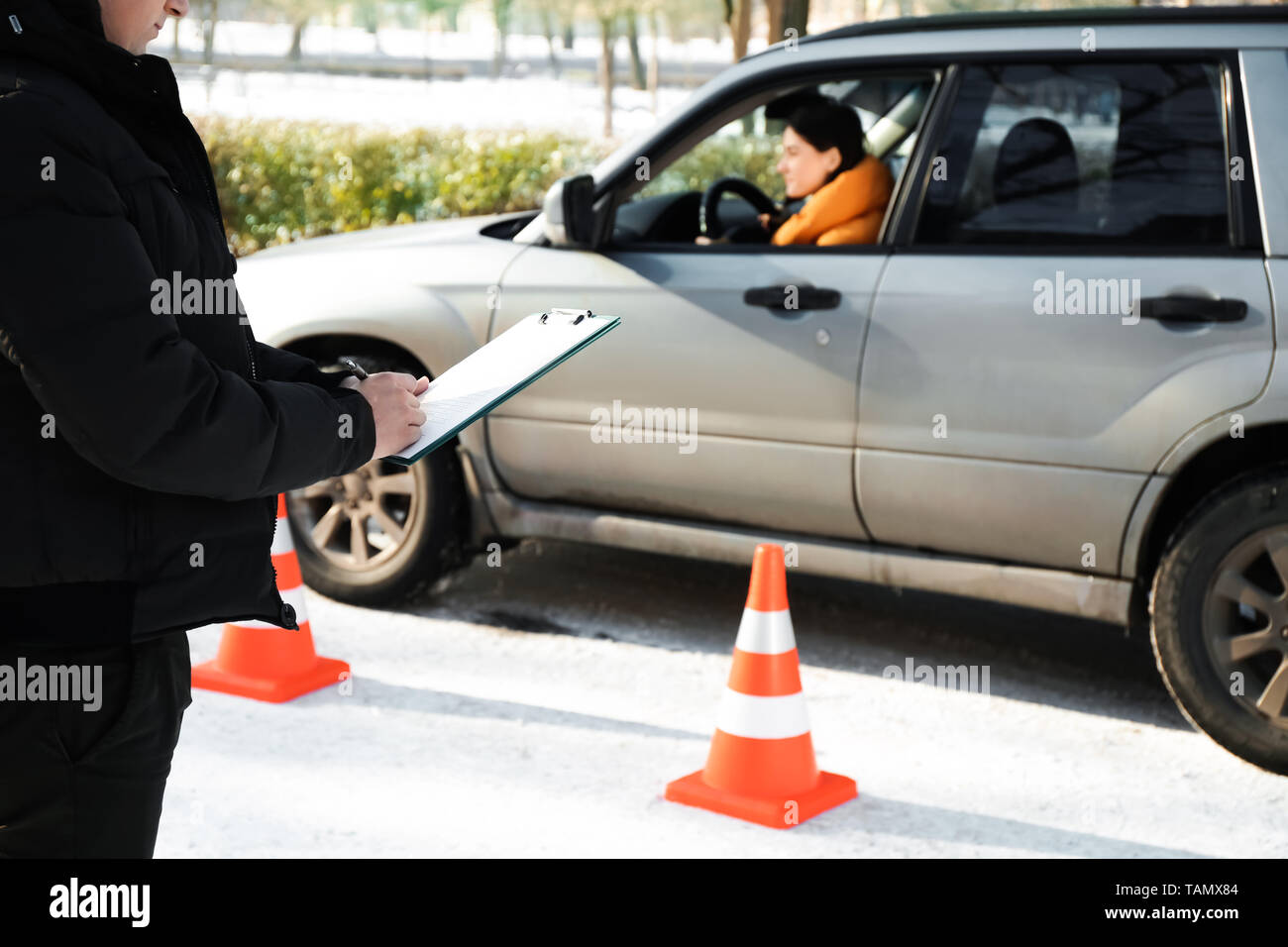 Junge Frau, die Führerscheinprüfung Stockfoto