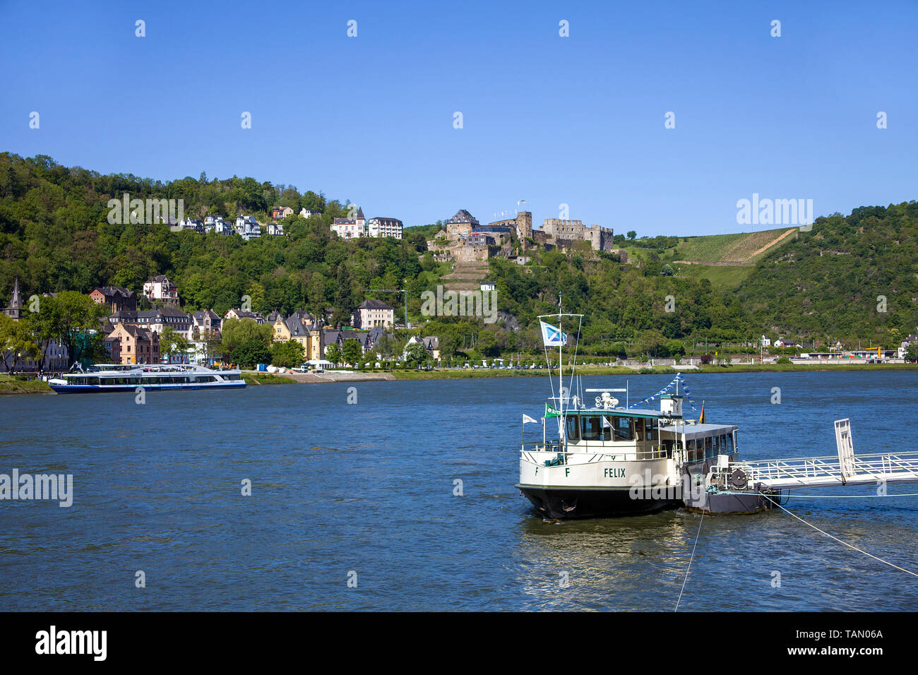 Blick von St. Goarshausen nach St. Goar mit Burg Rheinfels, Unesco Welterbe Oberes Mittelrheintal, Rheinland-Pfalz, Deutschland Stockfoto