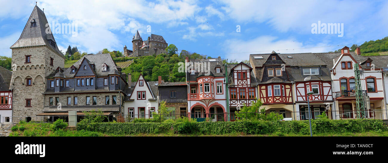 Historische Reihe von Fachwerkhäusern, oberhalb der Burg Stahleck, Bacharach, Oberes Mittelrheintal, Rheinland-Pfalz, Deutschland Stockfoto
