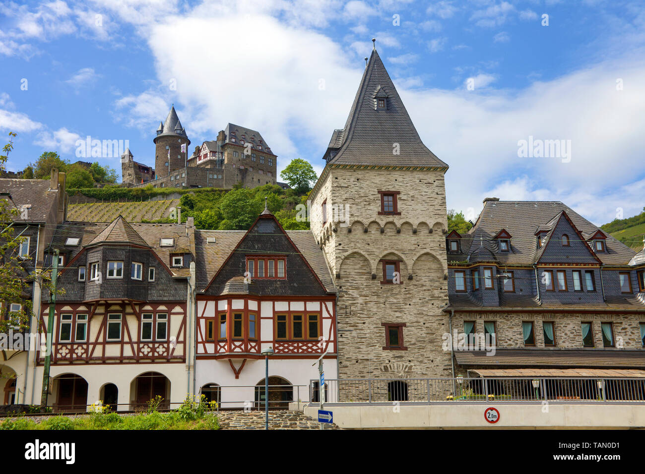 Historische Reihe von Fachwerkhäusern, oberhalb der Burg Stahleck, Bacharach, Oberes Mittelrheintal, Rheinland-Pfalz, Deutschland Stockfoto