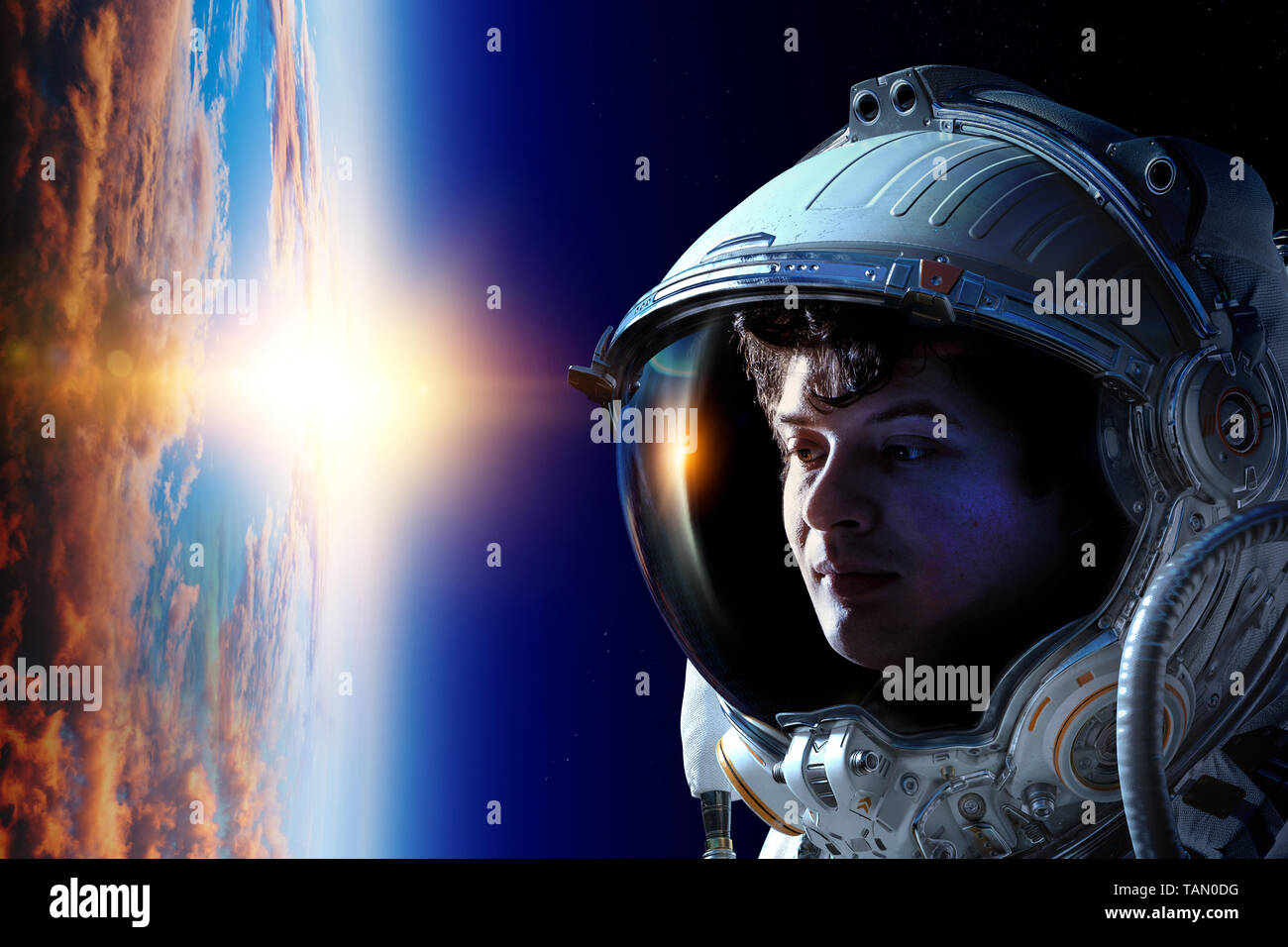 Astronaut in spacewalk auf dem Planeten umkreisen. Stockfoto
