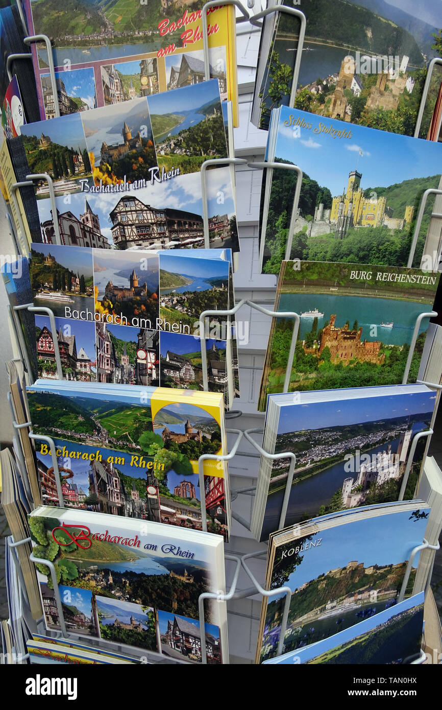 Postkarte Rack vor einem Souvenirshop, Bacharach, Unesco Welterbe Oberes Mittelrheintal, Rheinland-Pfalz, Deutschland Stockfoto