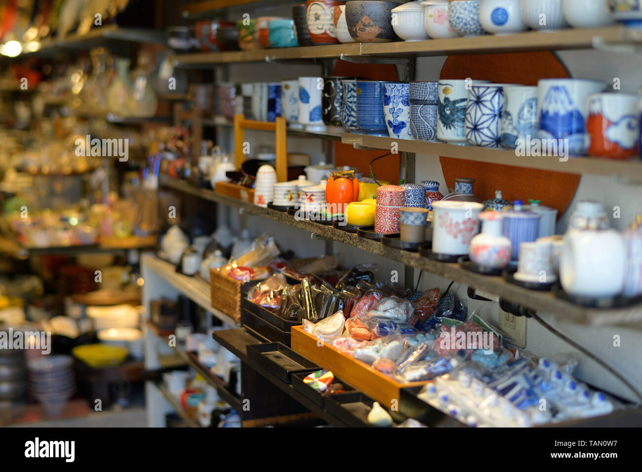 Keramik und Geschirr supply stores Kappabashi Straße, Tokyo, JP Stockfoto
