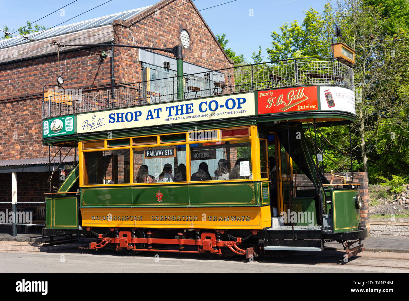 Oldtimer Doppeldecker, oben offenen Straßenbahn im Black Country Living Museum, Dudley, West Midlands, England, Großbritannien Stockfoto