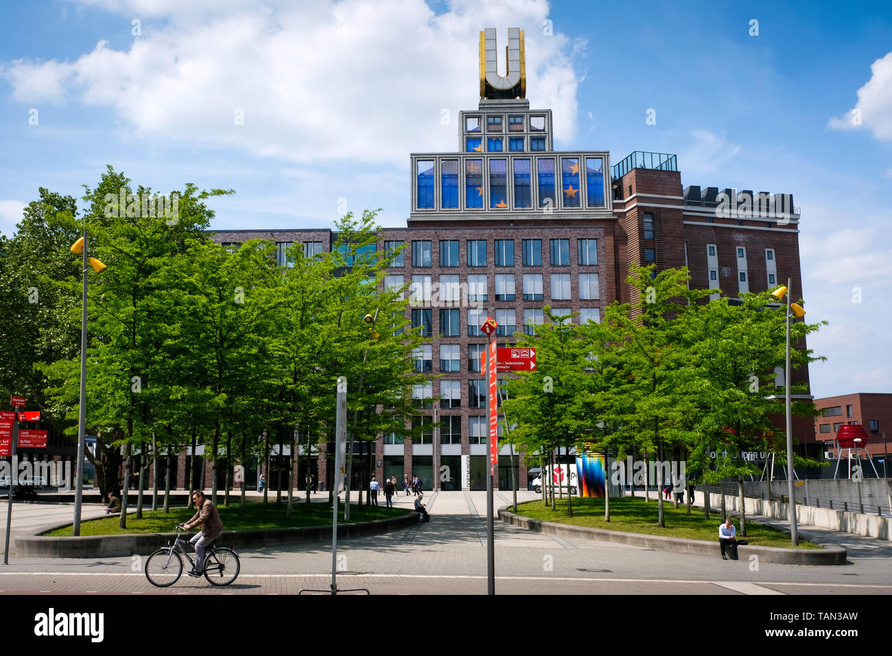Video installation Artwork von Adolf Winkelmann auf der Oberseite des Dortmunder U-Turm, ein Gebäude der ehemaligen Union Brauerei, Zukunft Kunst und Kultur Zentrum. Dortmund, Deutschland Stockfoto