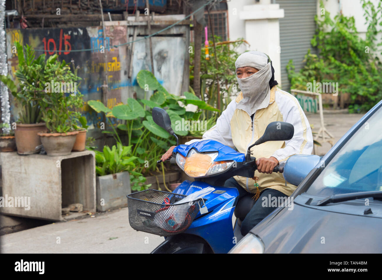 CHIANG MAI, THAILAND - Januar 12, 2017: Portrait von unbekannten Motorrad Fahrer im Straßenverkehr. Stockfoto