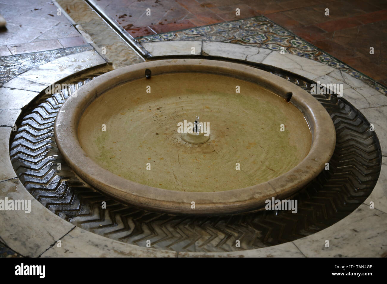 Spanien. Sevilla. Alcazar von Sevilla. Halle der Gerechtigkeit, 1340. Mudejar Stil. Detail der Quelle. Stockfoto