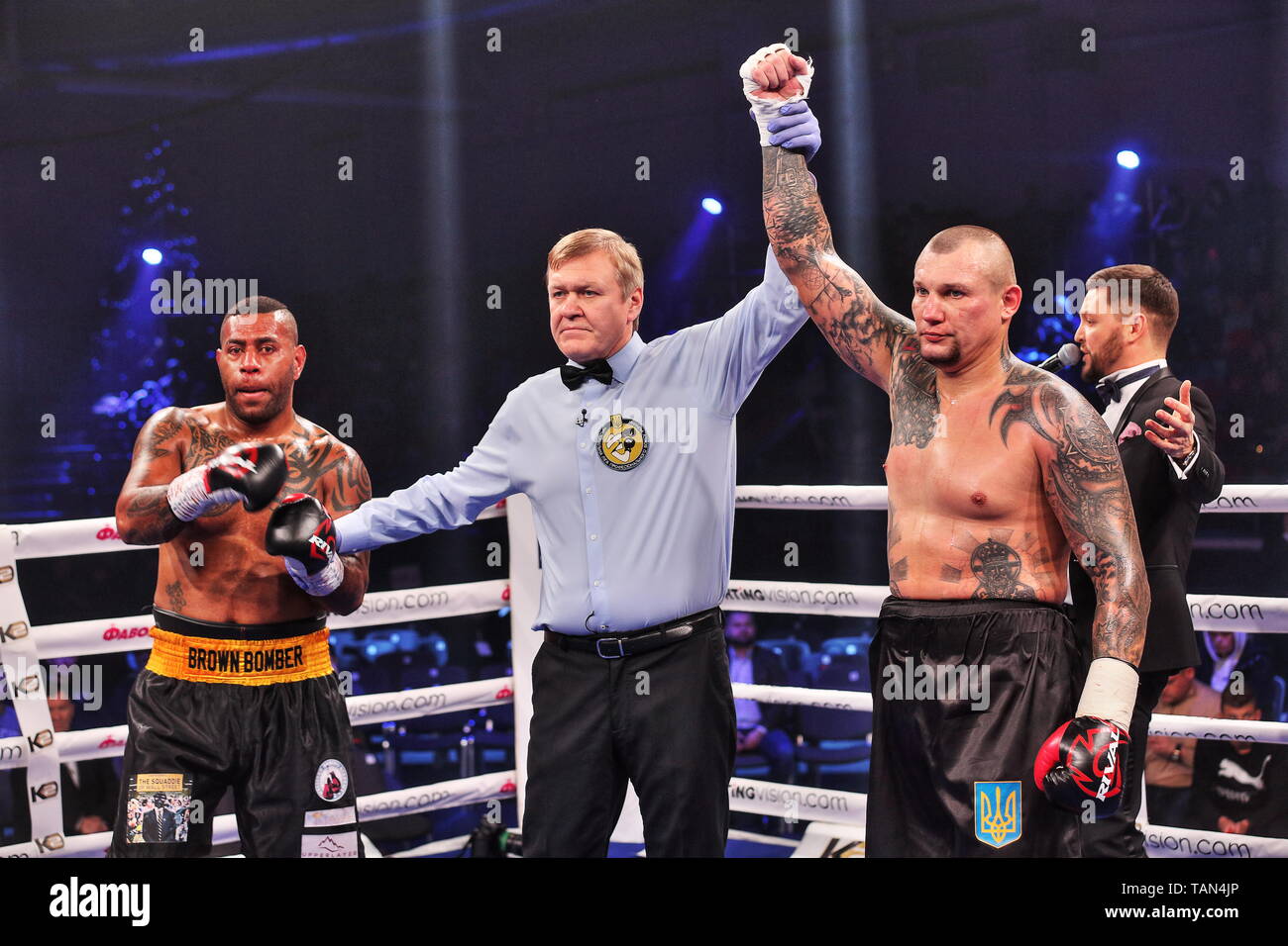 Richter Oleg Kuderov erhobenen Hand von heavyweight Andrey (Andriy) Rudenko nach dem Sieg gegen Brite Jone Volau auf Ring an Ice Palace in Brovary, Kiew Vorort. Stockfoto