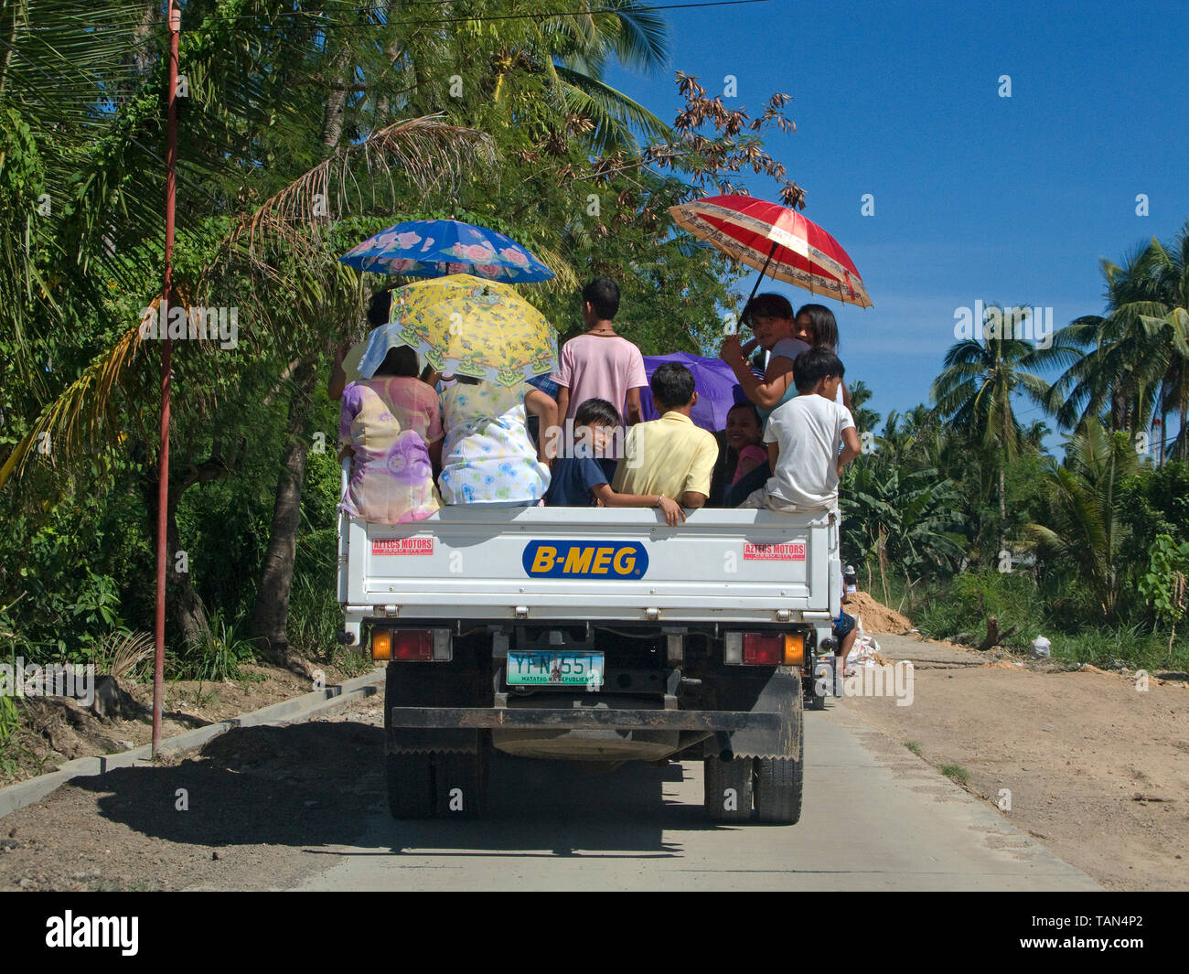 Einheimische auf einen Lkw, gemeinsame öffentliche Verkehrsmittel auf den Philippinen, in Moalboal, Cebu, Visayas, Philippinen Stockfoto