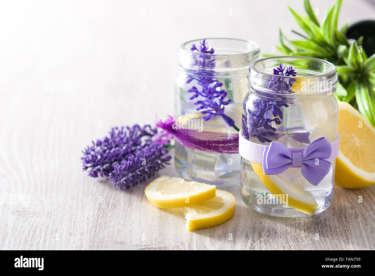 Lavendel Limonade trinken in jar auf weissem Holztisch Stockfoto