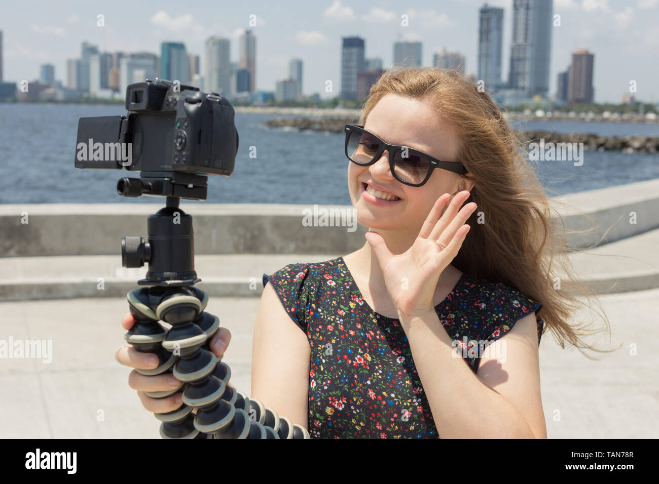 Kamera Aufzeichnung einer jungen kaukasischen Frau Blogger eine Video- oder selfie Stockfoto