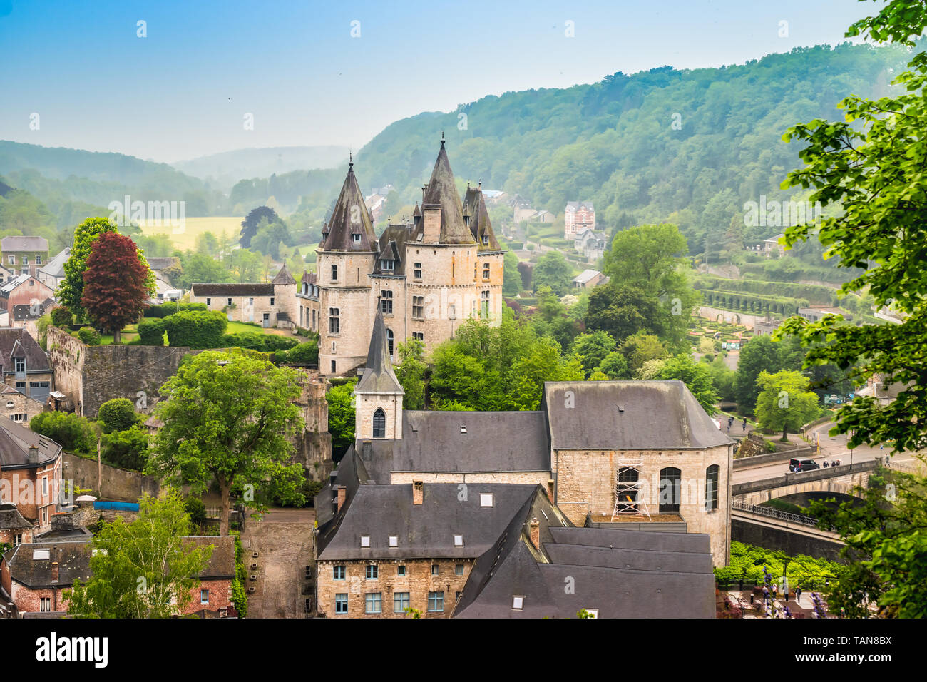 Durbuy, wallonische Stadt in der belgischen Provinz Luxemburg. Schönen mittelalterlichen Burg im Zentrum der Stadt. Stockfoto