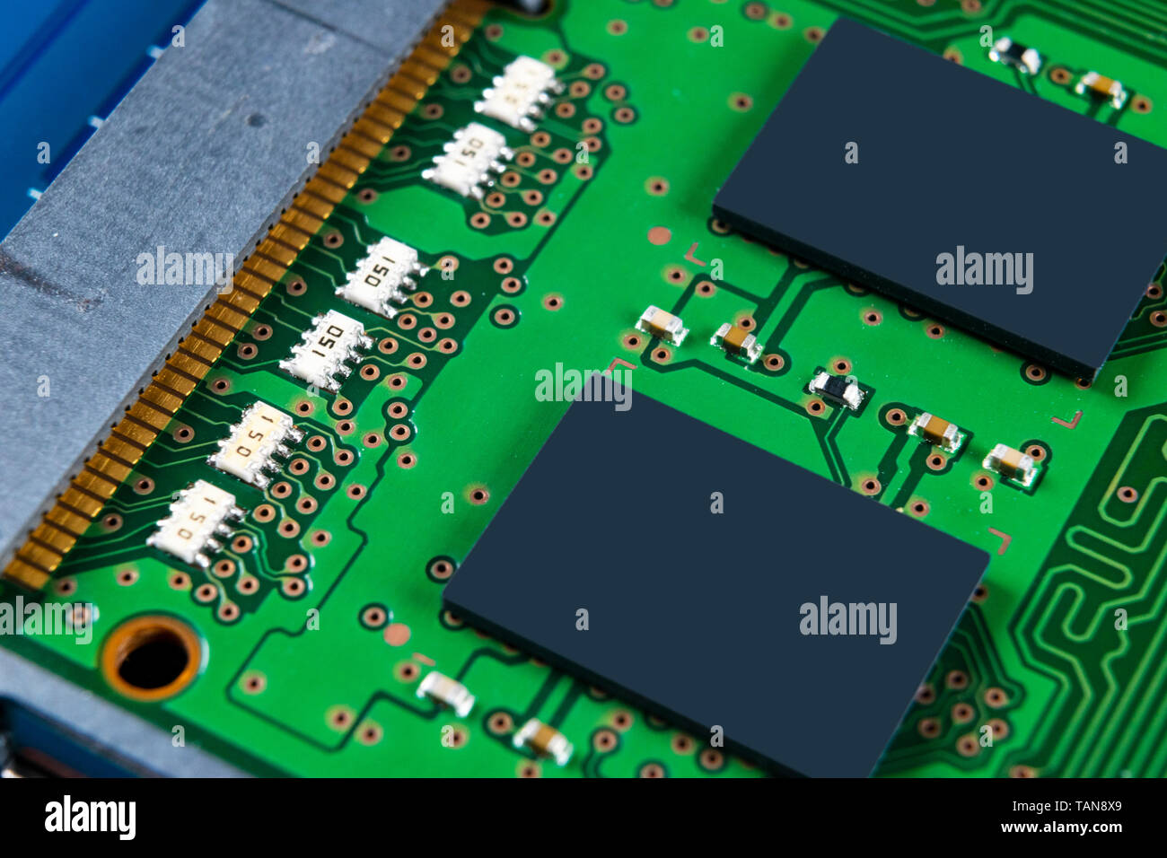 Makroaufnahme der Platine mit Widerständen Mikrochips und elektronische Komponenten. Computer Hardware Technologie. Integrierte Kommunikation Prozessor. Inf Stockfoto